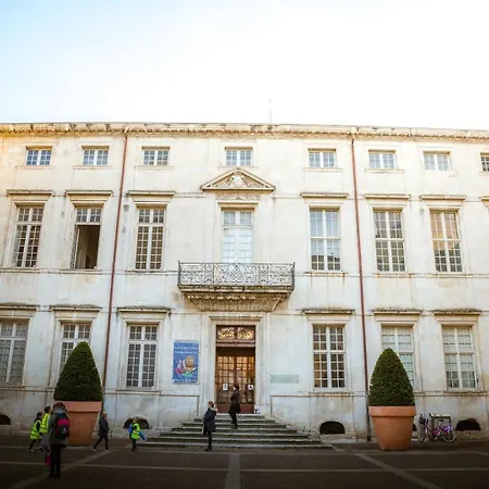 Le Notre Dame, A 400m Des Arenes De *