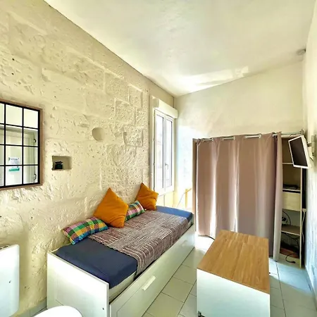 Le Notre Dame, A 400m Des Arenes De *